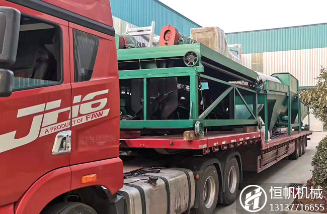 槽式翻拋機(jī)、滾筒篩分機(jī)裝車